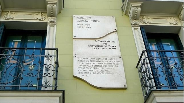 Placa en la calle de Alcalá 96 en memoria del poeta