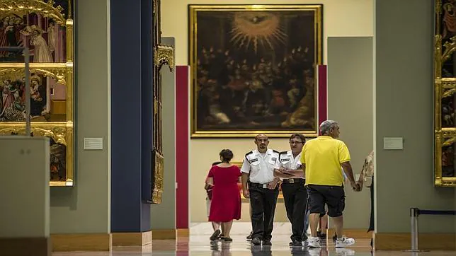 Vigilantes hacen guardia en el museo San Pío V de Valencia