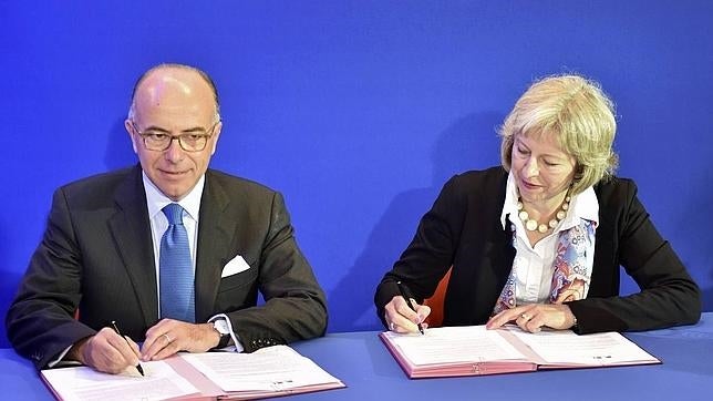 Londres y París acuerdan nuevas medidas ante la crisis migratoria en Calais