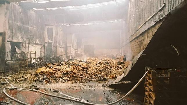 Imagen del incendio en la fábrica de Benifaió