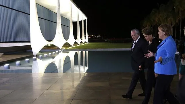 La canciller alemana entra al Palacio de la Alvorada junto con Dilma Rousseff