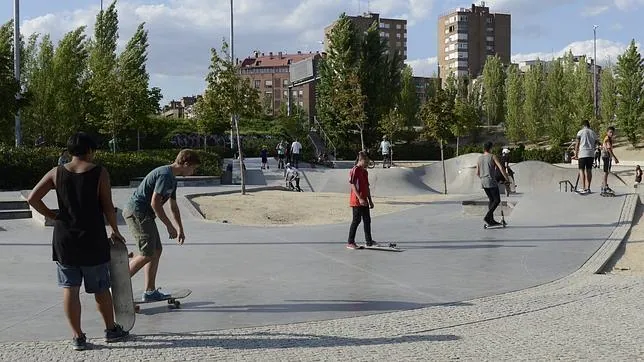 Varios jóvenes practican «skate» en las pistas de Madrid Rio
