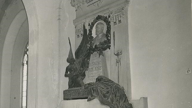 Tumba de Antonio Ríos Rosas en el Panteón de Hombres Ilustres de Madrid