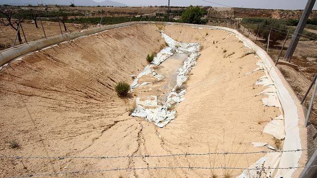 Balsa de riego seca en la Vega Baja del Segura