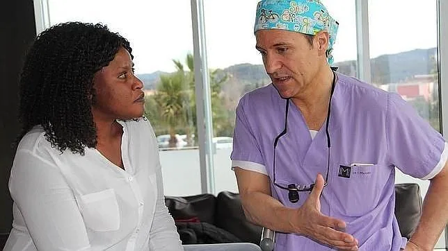 El cirujano Iván Mañero junto a una paciente a la que le ha reconstruido el clítoris