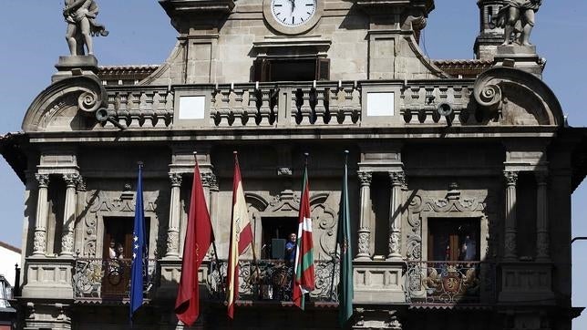 Diecinueve consistorios navarros incumplen la ley de símbolos