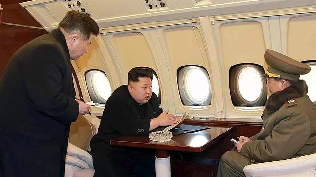 El líder de Corea del Norte, Kim Jong-un (centro)