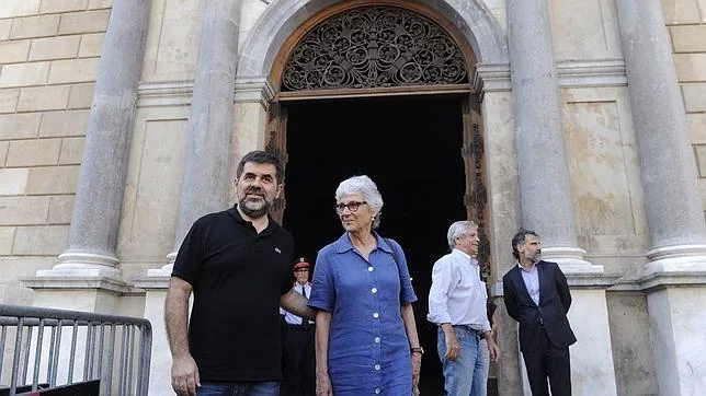 Jordi Sánchez y Muriel Casals saliendo de la Generalitat