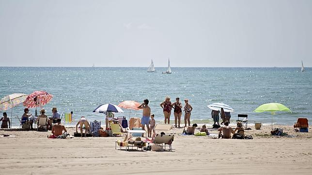 Un hombre muere en la playa de Pinedo al al golpearse con unas rocas