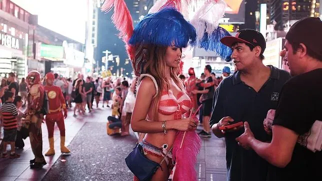 Polémica por las mujeres en topless que cobran por fotos en Times Square