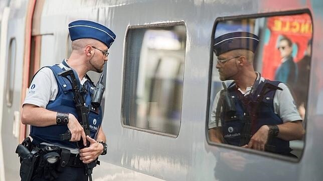 Un policía belga vigila un Thalys en una estación de Bruselas