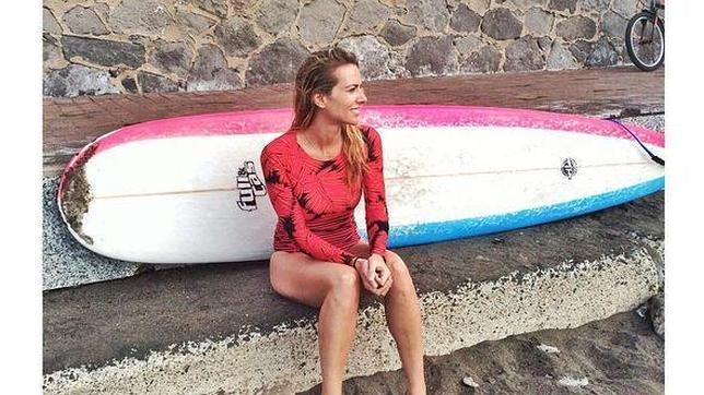 Kira Miró disfruta de las virtudes surferas de la playa de Las Canteras