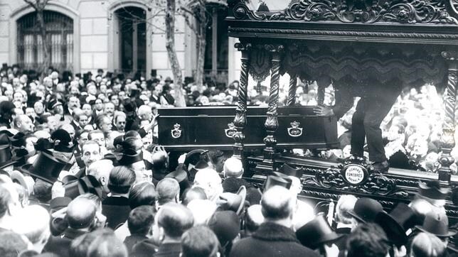 Inmediaciones del domicilio de Maura en el momento de colocar su ataúd en el coche fúnebre; 1925