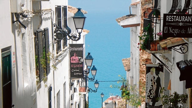 Blanca ciudad atalaya sobre el Mediterráneo