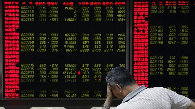 A media sesión de hoy, el índice general de la bolsa de Shanghái se desplomaba un 8,45 %