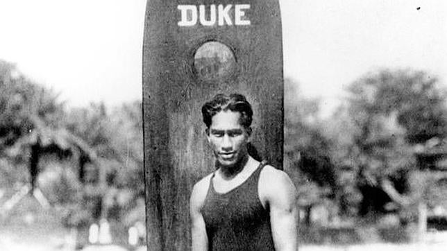 Así cogía las olas Duke Kahanamoku, el «padre» del surf moderno