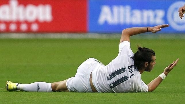 Bale, tendido sobre el césped del Molinón