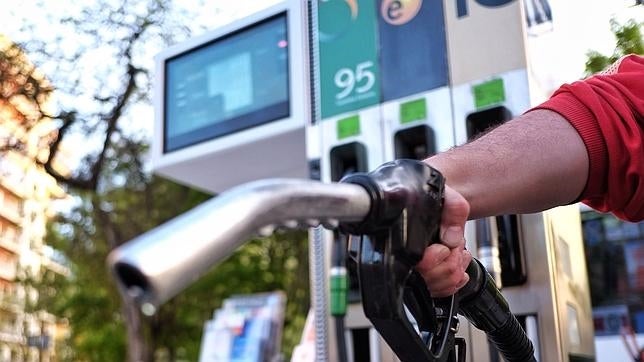 El petróleo asfixia a los países productores y da aire a importadores como España