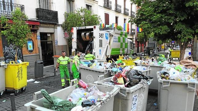 Operarios de la recogida de basuras, en Chueca, en las últimas fiestas del Orgullo