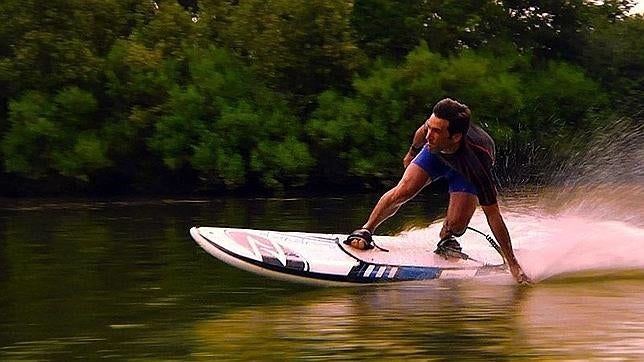 La futurista tabla que permite surfear sin olas