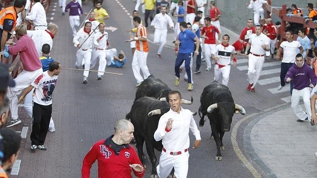 Una marea de corredores durante los encierros de 2012 en el municipio