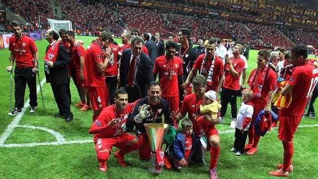 El Sevilla celebra la Europa League, que le dio el acceso a la Champions