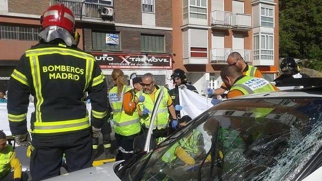 El choque entre un autobús de la EMT y un turismo deja un herido grave