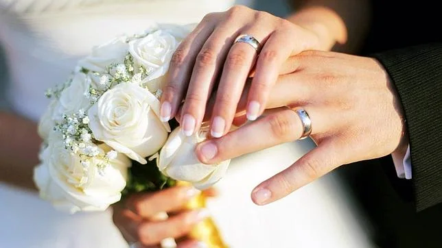 Una pareja con anillos de boda