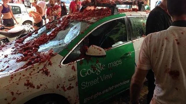 El coche de Google, detrozado tras la Tomatina