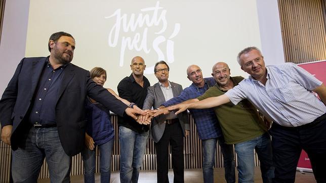 Artur Mas, en el centro, con los líderes de la candidatura Junts pel Sí de la que forma parte