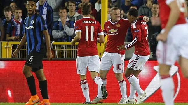 El jugador del Manchester United Wayne Rooney celebra con sus compañeros un gol