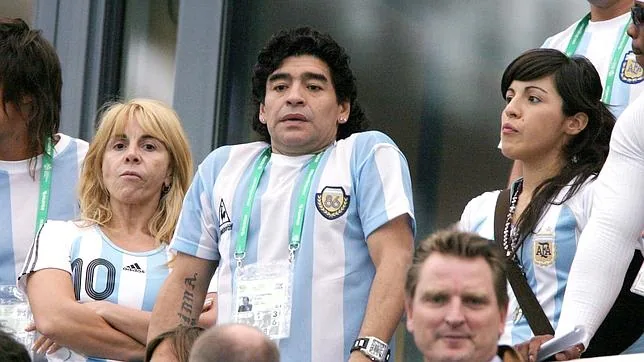 Maradona y su ex esposa (izq) en 2006 cuando aún decían ser amigos