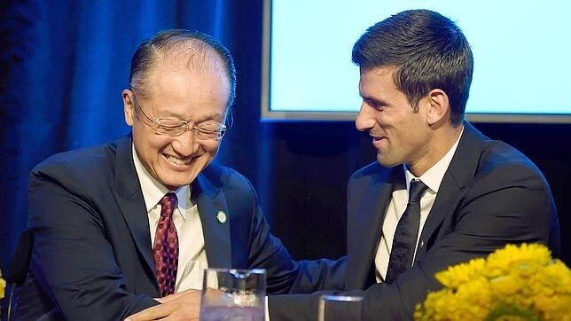 Novak Djokovic durante su nombramiento junto a Jim Kim, presidente del Banco Mundial