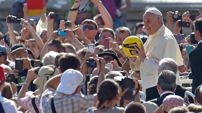 El Papa pide a los padres que enseñen a sus hijos a rezar