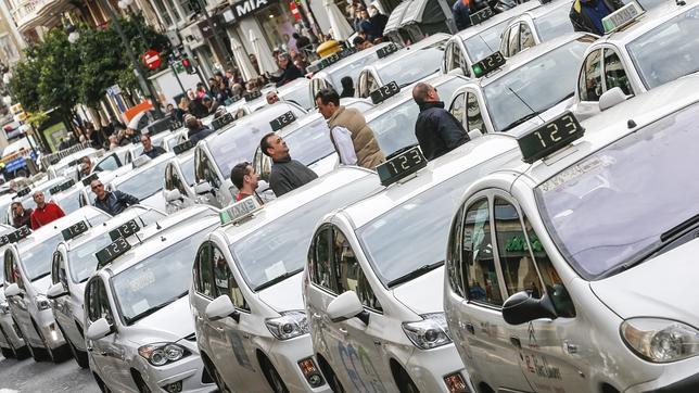 Imputado un taxista que paró para dormir durante una ruta que realizaba ebrio