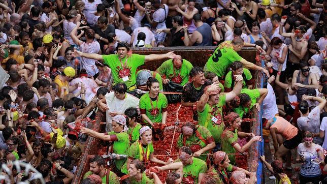 Buñol se tiñe de rojo