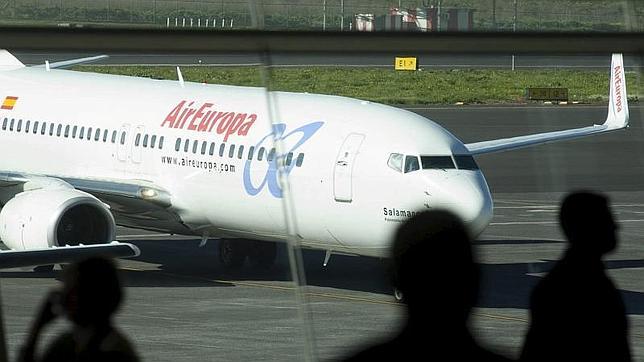 Aterrizaje de urgencia en Barajas de un avión con el tren de aterrizaje averiado