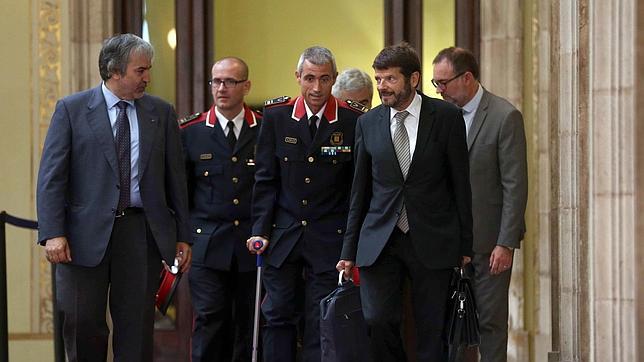 El director general de los Mossos d'Esquadra, Albert Batlle (d), acompañado de los intendentes Comas (2i) y Gámez (2d) de los Mossos