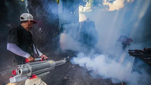 Un trabajador fumigando en la ciudad de Managua, Nicaragua, para luuchar contra el mosquito tigre, tranmisor de la enfermedad