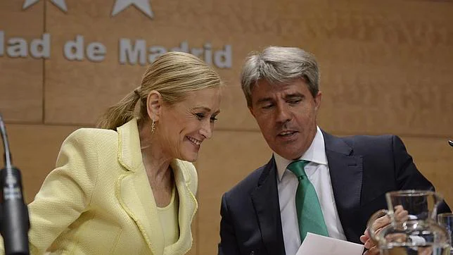 Cristina Cifuentes con Ángel Garrido durante la rueda de prensa celebrada ayer