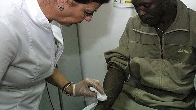 Una enfermera atiende a un inmigrante en un centro sanitario