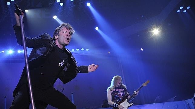 Bruce Dickinson pilotará el Boeing 747-400 que llevará a Iron Maiden de gira