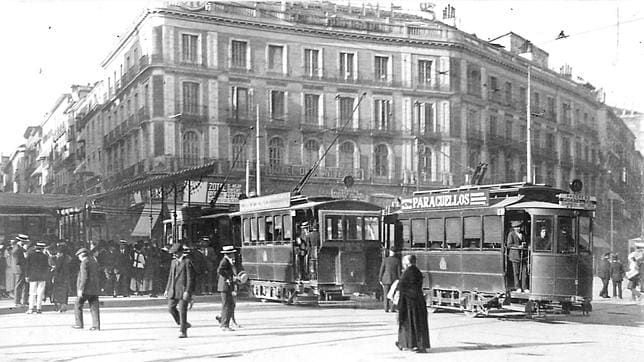 Fotografía de 1918 qie ilustra cómo era la madrileña Puerta del Sol