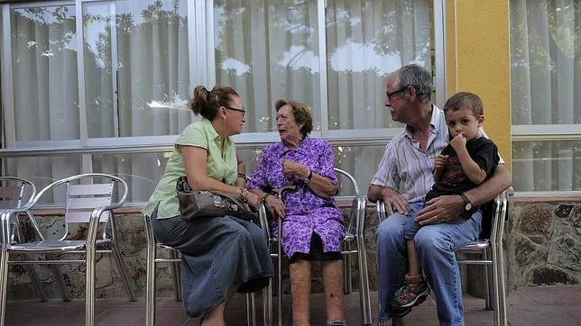 Una familia reunida en una residencia de Castelldefels