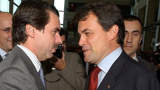 La lista de Mas pone hoy a Aznar como ejemplo del mal, pese a que gobernó con el apoyo de CiU