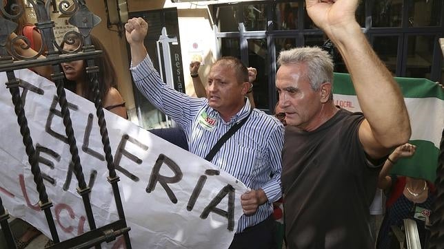 Diego Cañamero, a la derecha, durante un encierro en un hotel