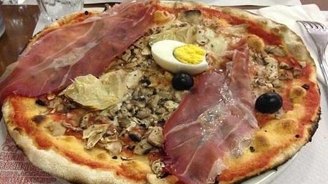 Pizza capricciosa recién sacada del horno