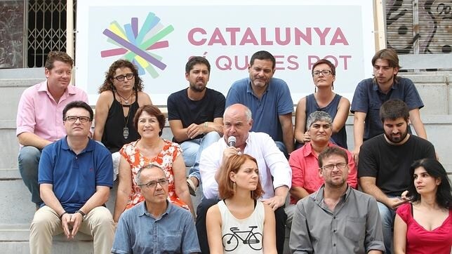 El cabeza de lista por'Catalunya Sí que es Pot, Lluís Rabell, acompañado por los miembros de la candidatura