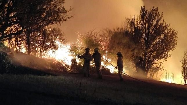 Un incendio forestal en el municipio cántabro de Valderredible ha arrasado ya 500 hectáreas