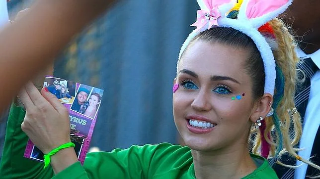 Miley Cyrus firmando autógrafos en Los Ángeles